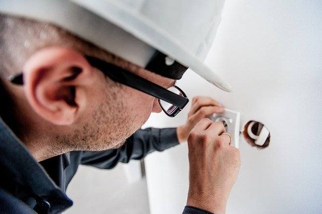 Électricien réalisant une installation électrique