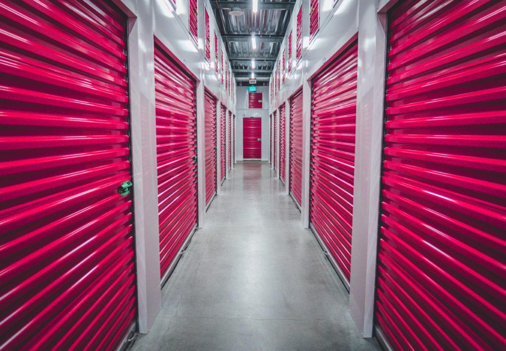 Espace de stockage personnel avec des portes rouges