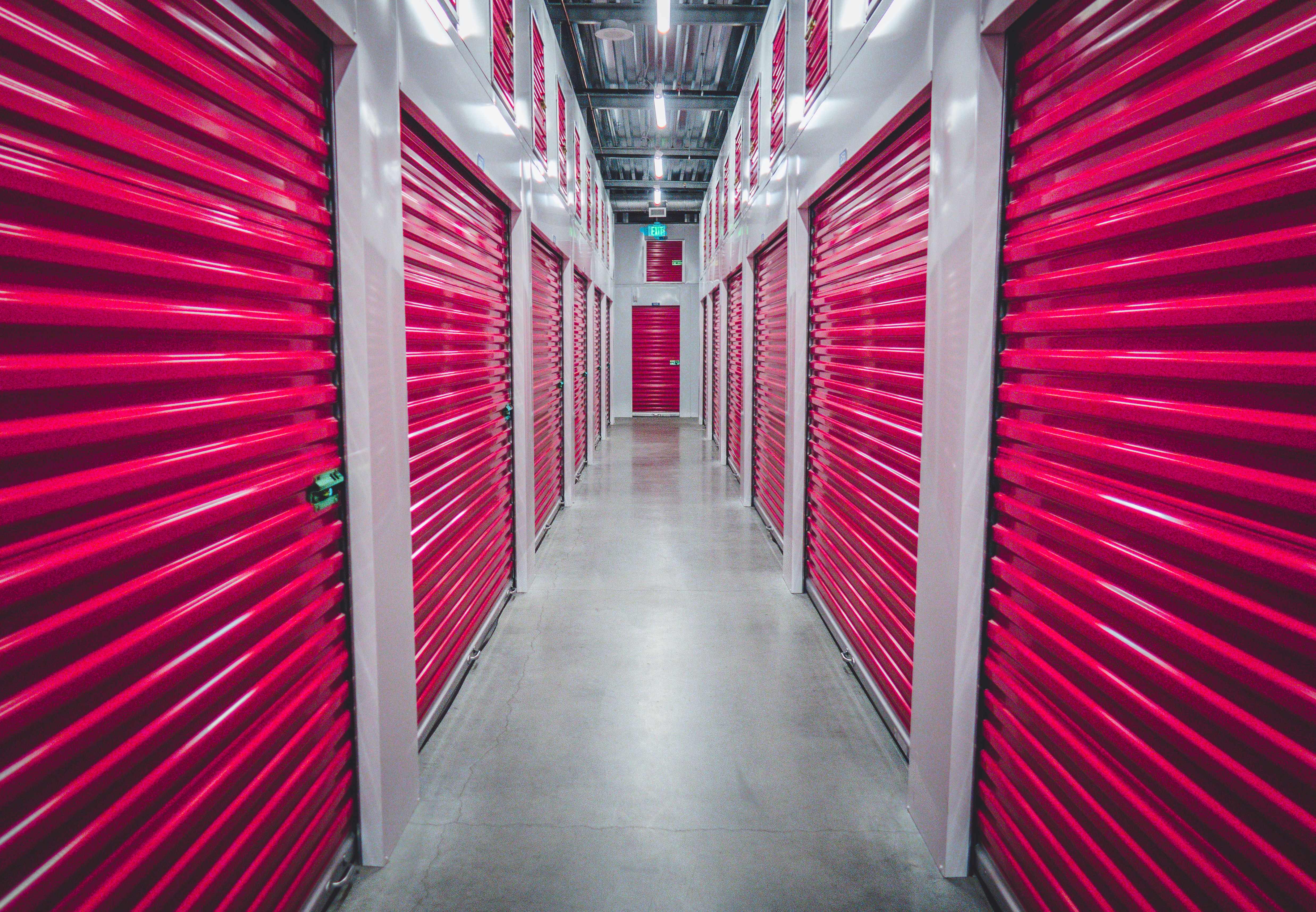 Espace de stockage personnel avec des portes rouges
