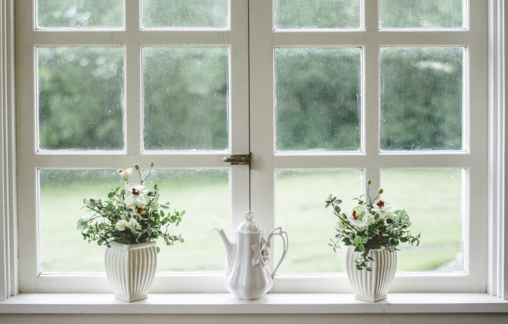 châssis bois et PVC avec fleurs