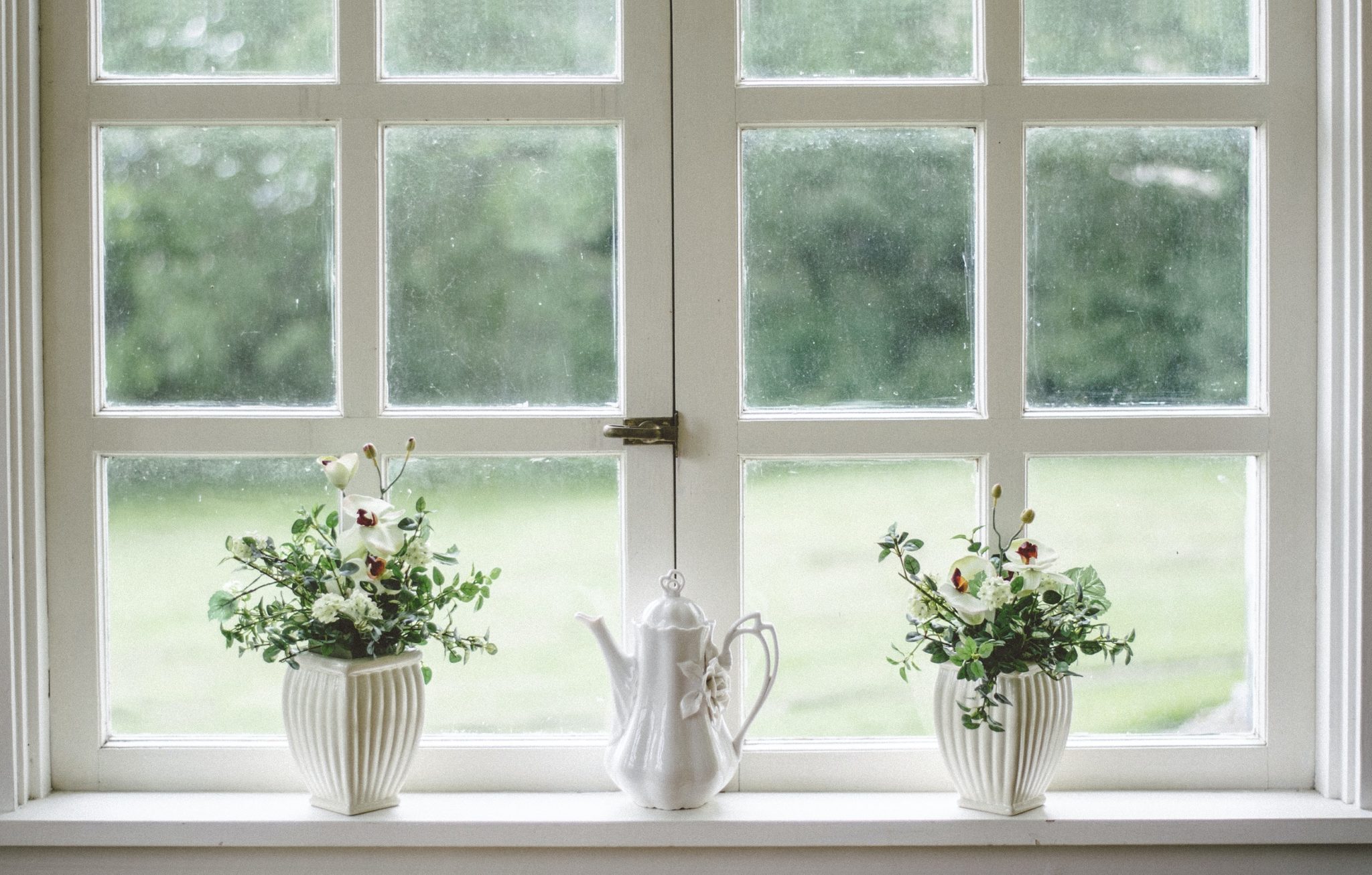 châssis bois et PVC avec fleurs