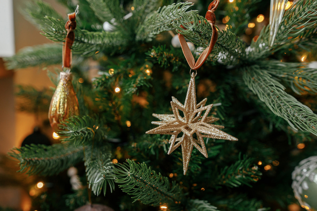 Sapin de noël garni de guirlandes lumineuses